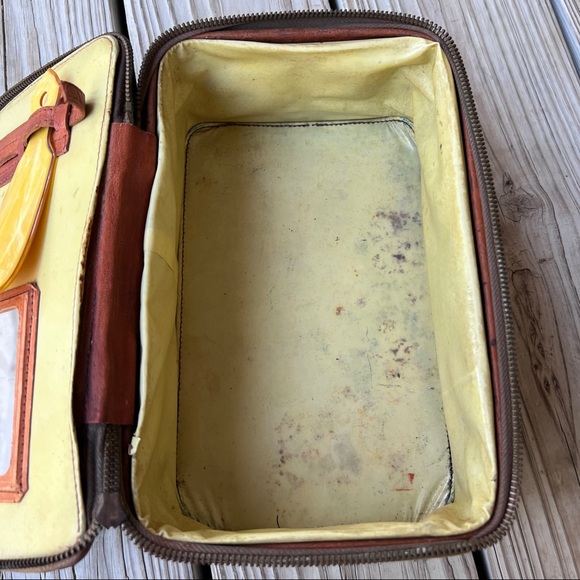 Vintage 1930s Mexico tooled leather box with acwalite celluloid brush shoehorn - Picture 13 of 16